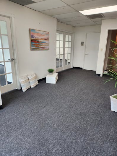 Doral unique office space with spectacular lake views - Image 0