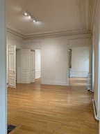 Beautiful Showroom in Saint-Germain - Image 4