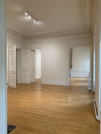 Beautiful Showroom in Saint-Germain - Image 4