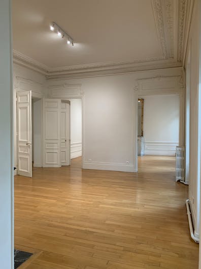 Beautiful Showroom in Saint-Germain - Image 4