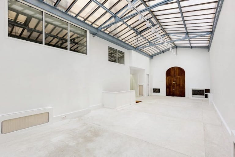 Showroom on Rue des Filles Du Calvaire - Image 4