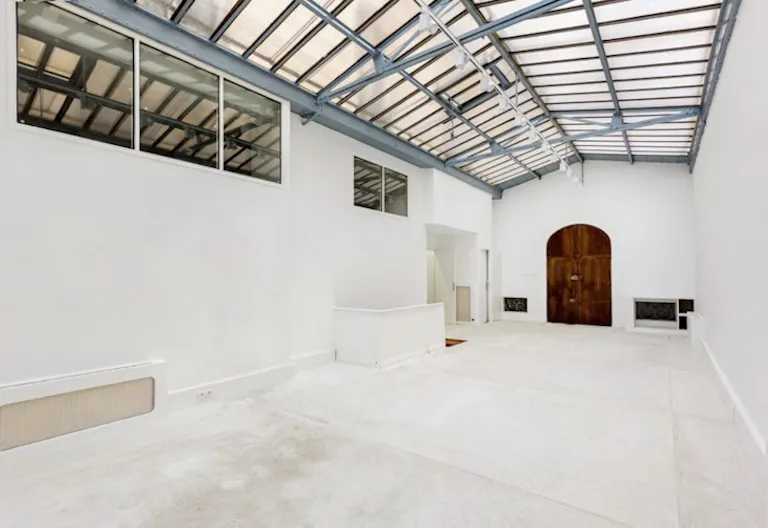 Showroom on Rue des Filles Du Calvaire - Image 4