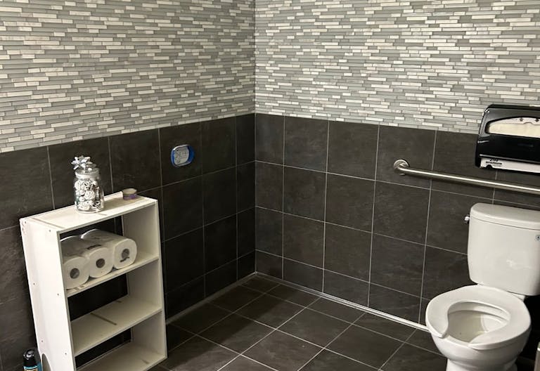 High Ceiling Spaces for Events and Offices - Image 2