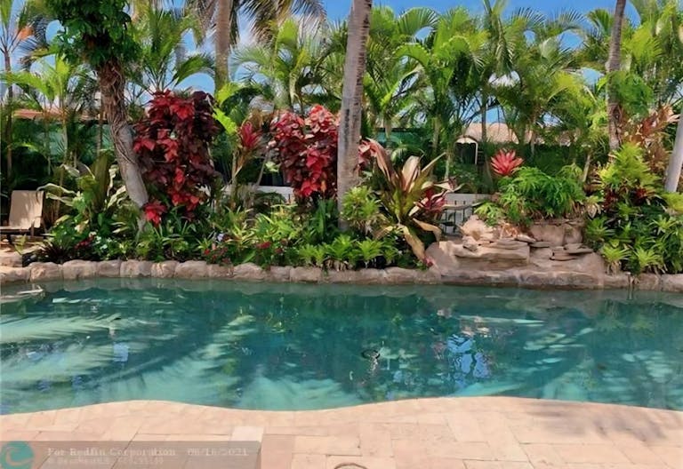 Tropical Beach style Oasis - Image 0