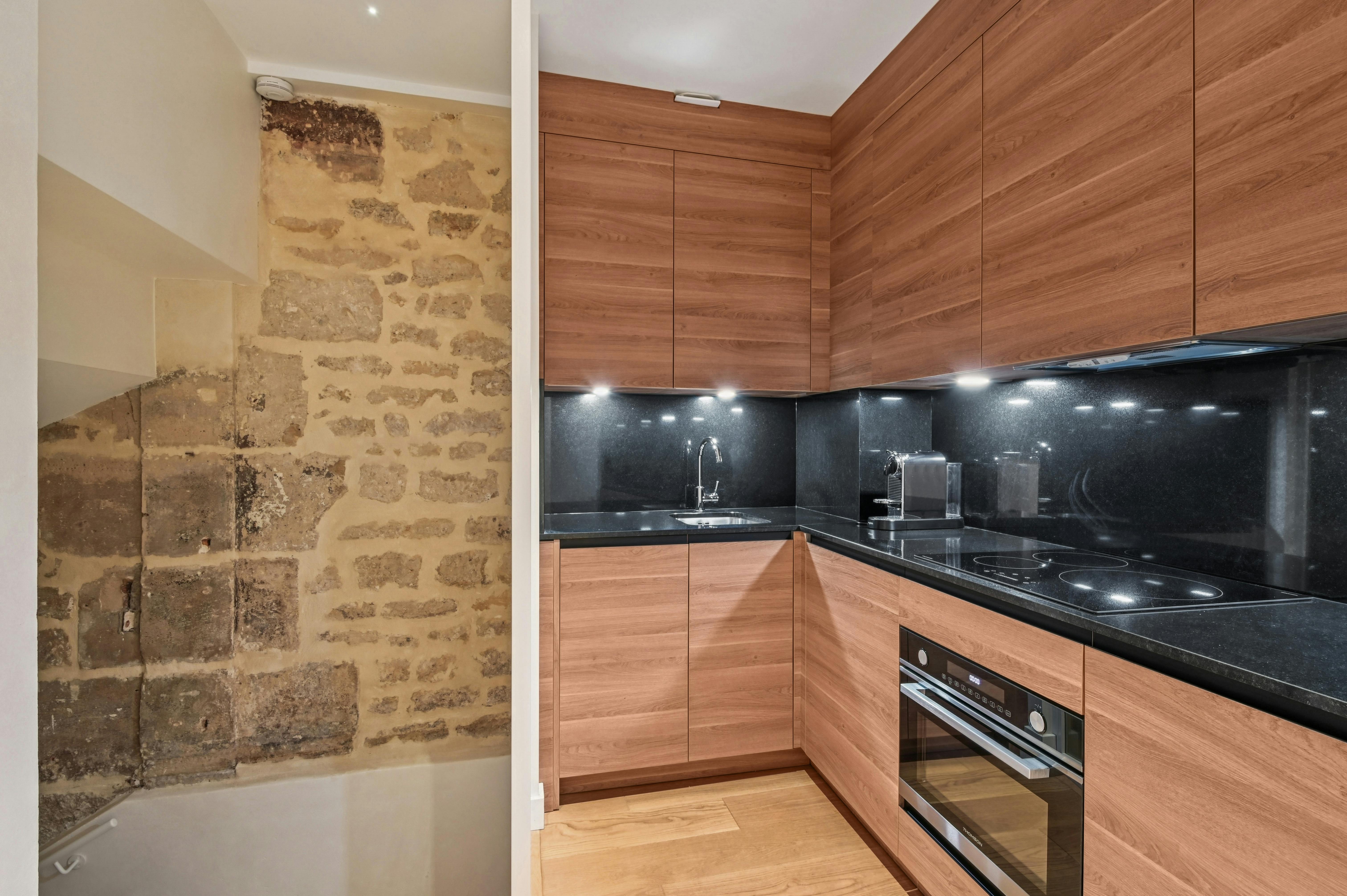 Elegant Gallery and Showroom on Rue du Roi Doré, Paris