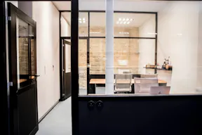 Showroom space under glass roof with natural light - Image 10