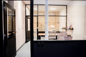 Showroom space under glass roof with natural light - Image 10