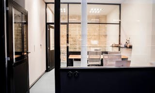 Showroom space under glass roof with natural light - Image 10