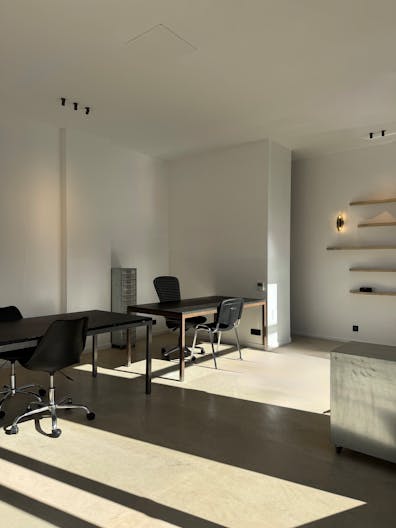 Espace Créatif Atelier-Galerie - Pop-up Lumineux avec Vitrine - Image 1