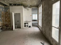 Prime Location Boutique on Rue de Rivoli - Image 17