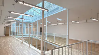 Loft industriel avec verrière zénithale - Image 12