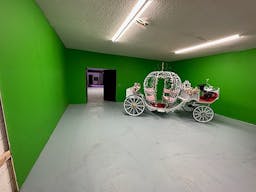 Vibrant Photo Studio in West Vegas - Image 12