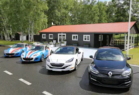 Espace évènementiel sur une piste de course - Image 0