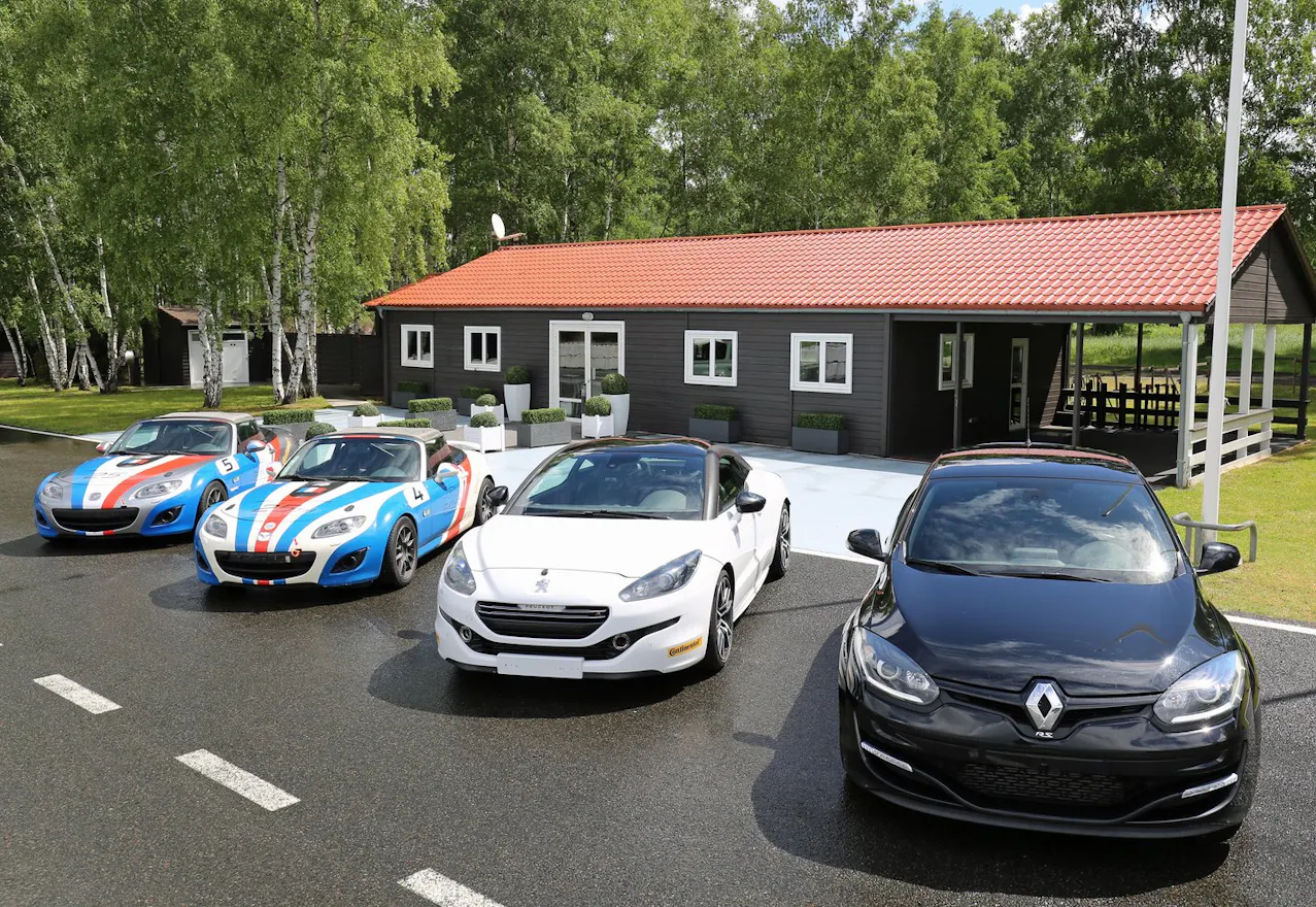Espace évènementiel sur une piste de course - Image 0