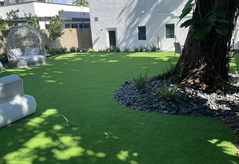 Beautifully Landscaped Backyard at Luxurious MedSpa - Design District - WiFi and Built-in Sound System - Image 4