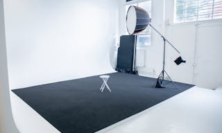 Un espace spacieux, lumineux et urbain, idéal pour des showroom, pop-up ou des expositions. - Image 2