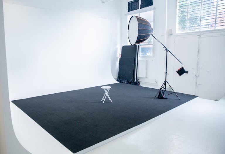 Un espace spacieux, lumineux et urbain, idéal pour des showroom, pop-up ou des expositions. - Image 2