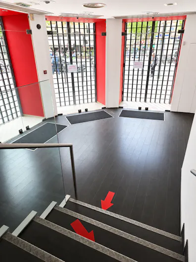 Prime Corner Showroom on Boulevard Saint-Michel - Image 3