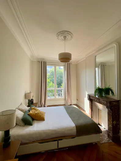 Bel appartement Haussmanien, alliant modernit� et cachet de l'ancien - Image 3