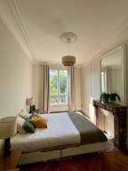 Bel appartement Haussmanien, alliant modernit� et cachet de l'ancien - Image 3