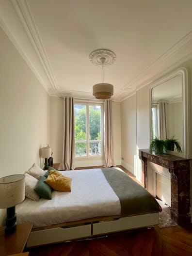 Bel appartement Haussmanien, alliant modernit� et cachet de l'ancien - Image 3