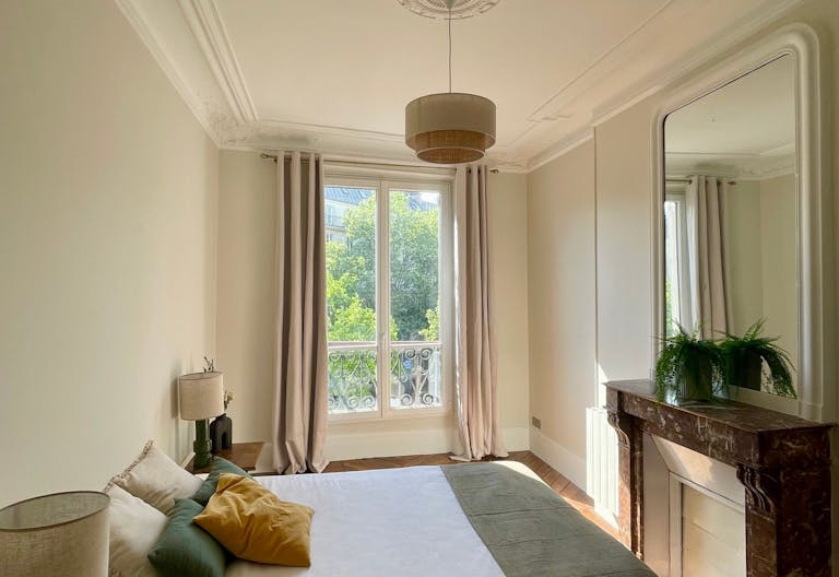 Bel appartement Haussmanien, alliant modernit� et cachet de l'ancien - Image 3