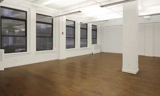 Showroom in Busy Midtown - Image 5