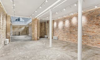 Un espace Pierre blanche, brique et verrière dans le Grand Marais - Image 2