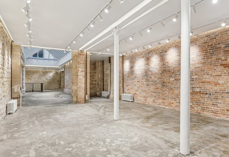 Un espace Pierre blanche, brique et verrière dans le Grand Marais - Image 2