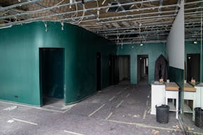 Elegant Retail Space at Historic Hotel Bristol - Image 6