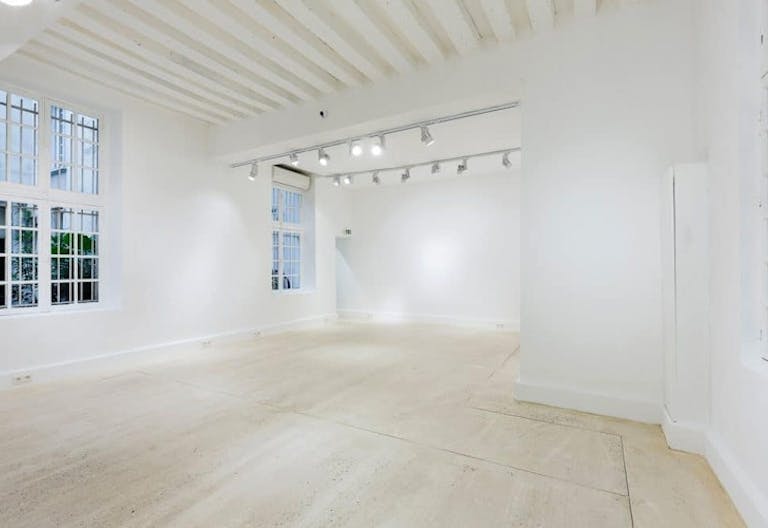 Gallery space on Rue du Temple - Image 1