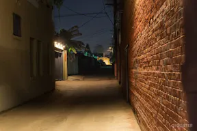 Urban Industrial Studio Oasis - Image 12