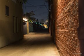 Urban Industrial Studio Oasis - Image 12