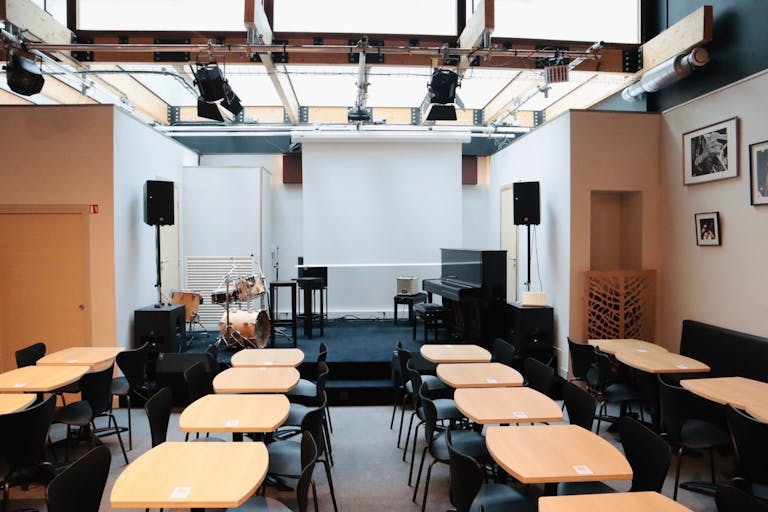 Salle multi-fonction avec sc�ne - Image 1