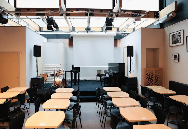 Salle multi-fonction avec sc�ne - Image 1