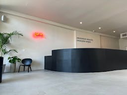 Central and modern space with indoor/outdoor patio. - Image 4