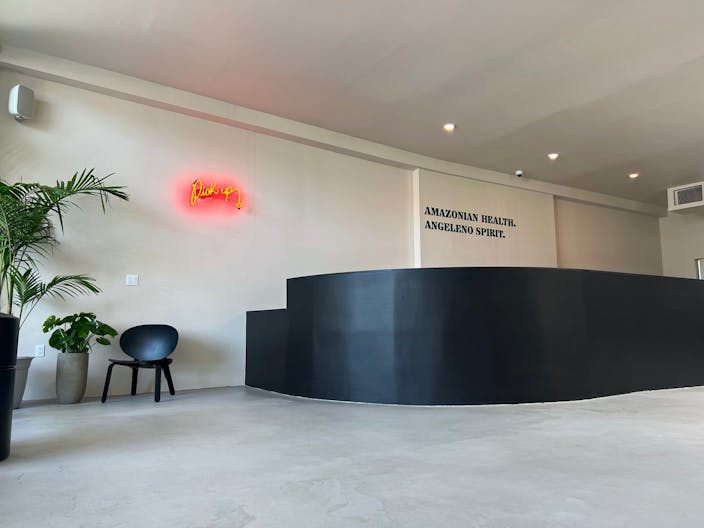 Central and modern space with indoor/outdoor patio. - Image 4