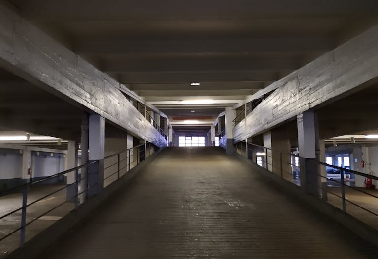 Former Garage with Rooftop - Image 3