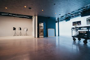 Luxurious, ground-level Soundstage with gorgeous lounge, large garage door and private parking - Image 0