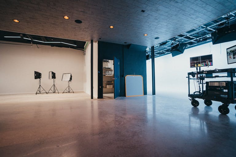 Luxurious, ground-level Soundstage with gorgeous lounge, large garage door and private parking - Image 0