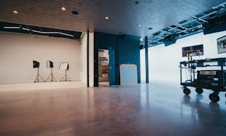 Luxurious, ground-level Soundstage with gorgeous lounge, large garage door and private parking - Image 0