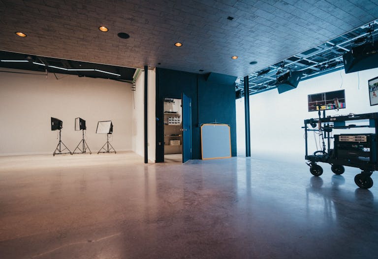 Luxurious, ground-level Soundstage with gorgeous lounge, large garage door and private parking - Image 0