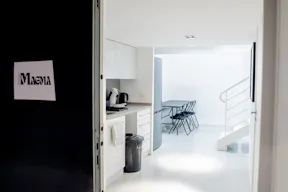 Un espace spacieux, lumineux et urbain, idéal pour des showroom, pop-up ou des expositions.  - Image 4