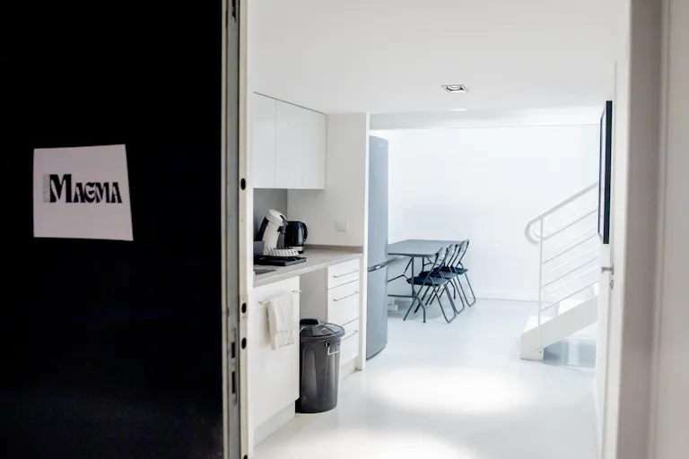 Un espace spacieux, lumineux et urbain, idéal pour des showroom, pop-up ou des expositions.  - Image 4