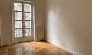 Spectacular Showroom in Saint-Germain - Image 6