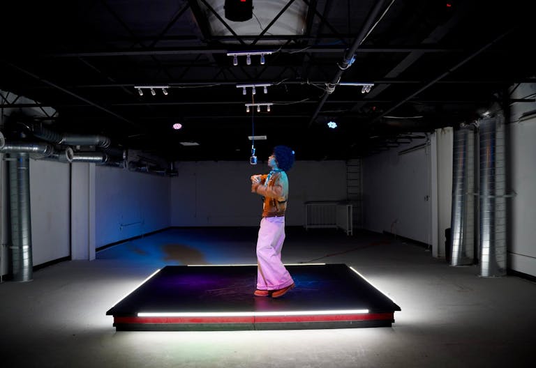 2 floor Big white open space with lights - Image 1