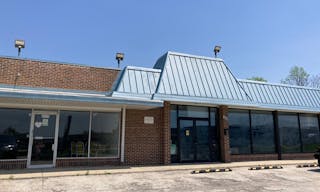 Classic Storefront in Chicago suburbs - Image 2