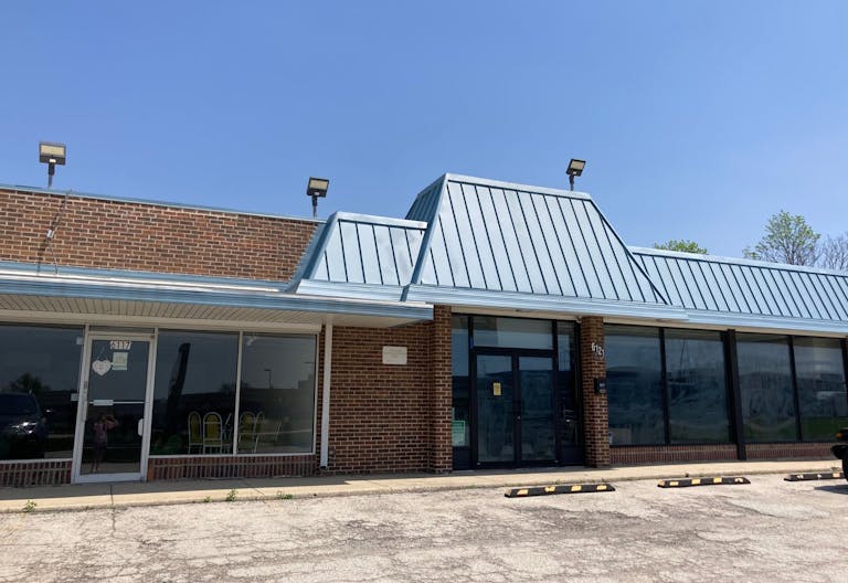 Classic Storefront in Chicago suburbs - Image 2
