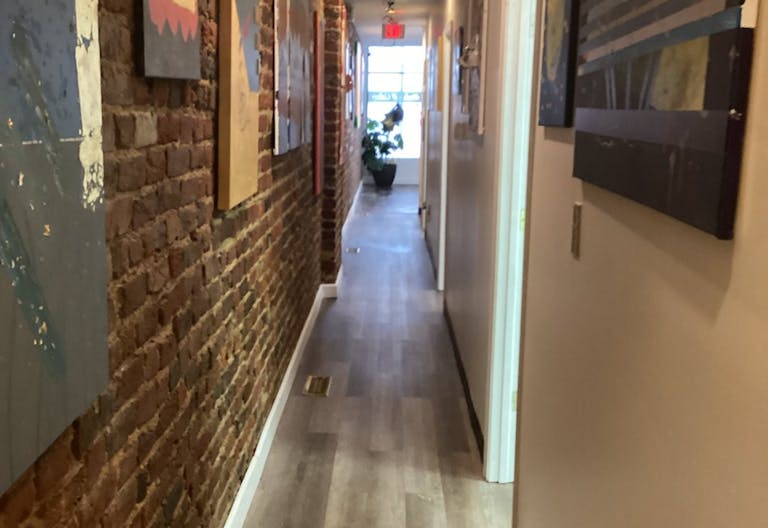 Stylish Art Gallery & Creative Rental Space - Image 4