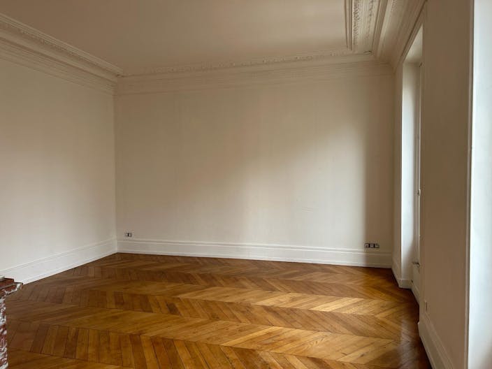 Perfect Showroom in Saint-Germain - Image 4